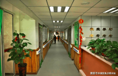 内设医务室配备DR数字X光机、全从动生化阐发仪